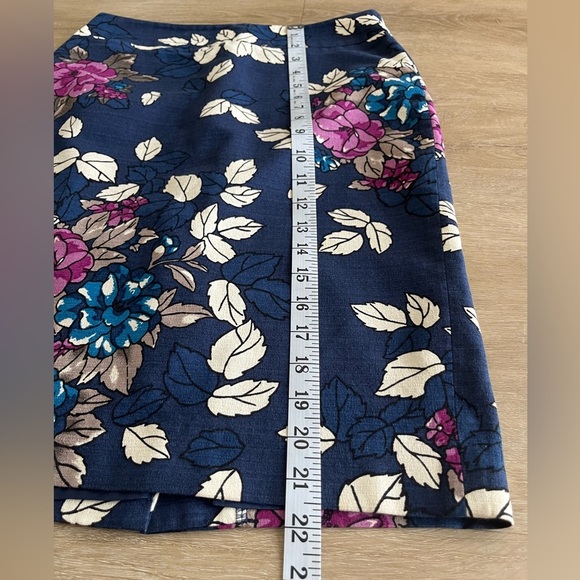 Ann Taylor Floral Lined Pencil Skirt
Side Zip Navy Blue Size 0 - Picture 6 of 9